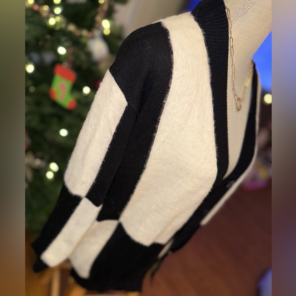 ☃️BOGO50%☃️ 🆕🖤EESOME: Large Checkered Woven Button Front Cardigan SIZE S/M - Picture 10 of 14